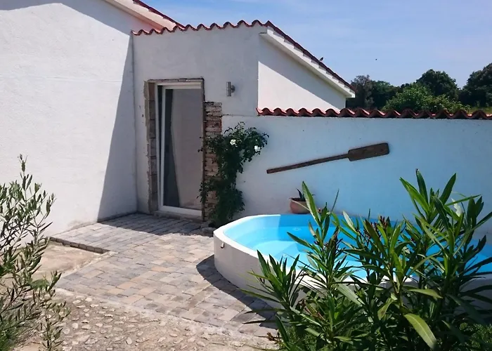 Mit Pool By Interhome Sisan